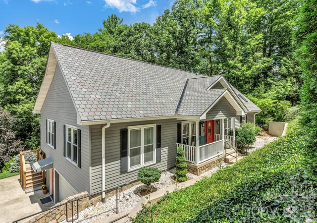 Photo 1 of Single family home for sale at 153 Skyview Cir, Asheville, NC 28804 | MLS# 4376088 | Listing updated on 2026-09-28