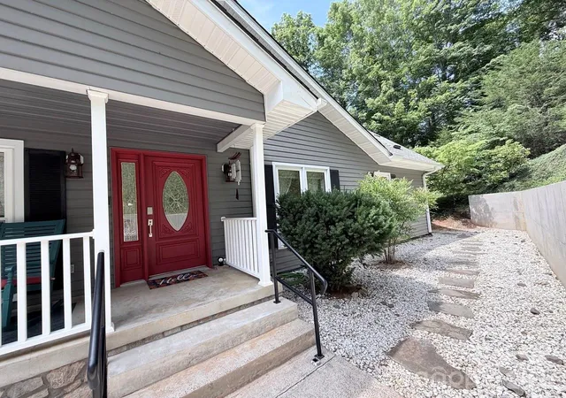 Photo 3 of Single family home for sale at 153 Skyview Cir, Asheville, NC 28804 | MLS# 4376088 | Listing updated on 2026-09-28