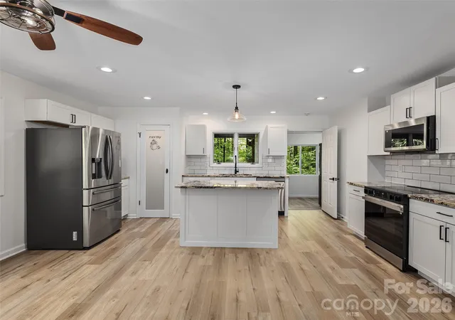 Photo 3 of Single family home for sale at 209 Ivy Hl Rd, Hendersonville, NC 28792 | MLS# 4376204 | Listing updated on 2026-09-15