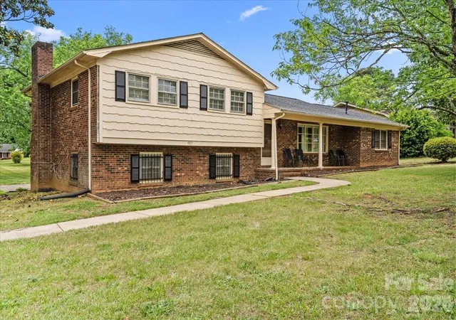 Photo 2 of Sale Pending at 1527 Rhyne St, Shelby, NC 28152 | MLS# 4376794 | Listing updated on 2026-09-15