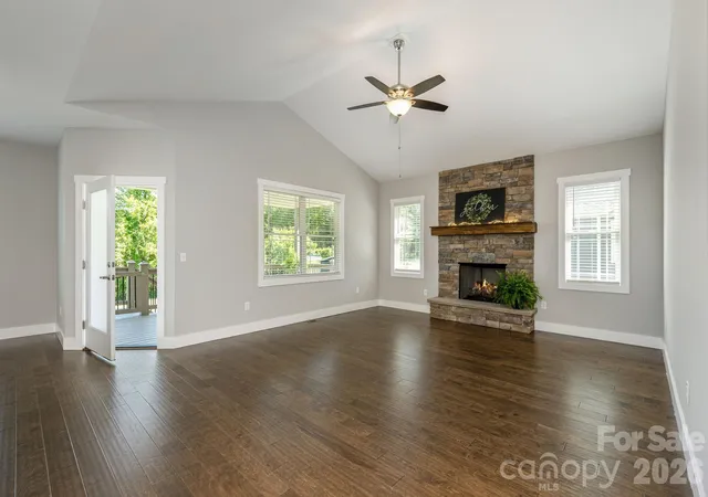 Photo 3 of Single family home for sale at 36 Windy Acres Knoll Dr, Hendersonville, NC 28792 | MLS# 4377336 | Listing updated on 2026-09-14