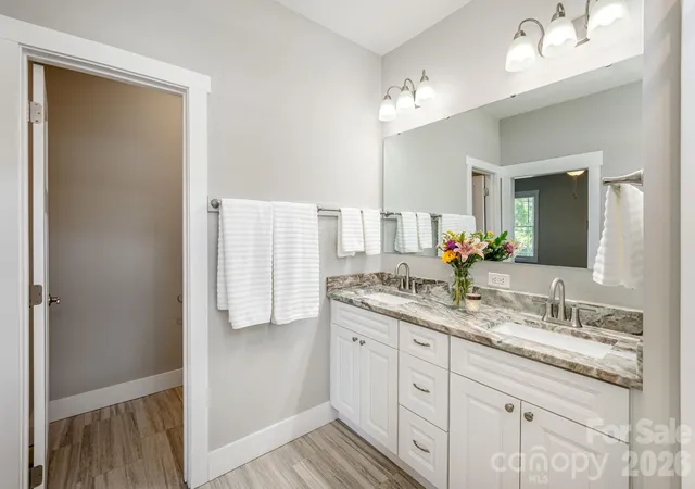 Photo 4 of Single family home for sale at 36 Windy Acres Knoll Dr, Hendersonville, NC 28792 | MLS# 4377336 | Listing updated on 2026-09-14