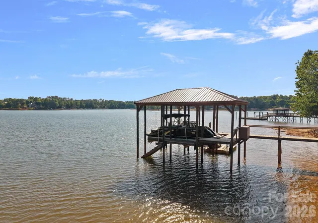 Photo 4 of Single family home for sale at 107 Beachview Dr, Mooresville, NC 28117 | MLS# 4377535 | Listing updated on 2026-09-23