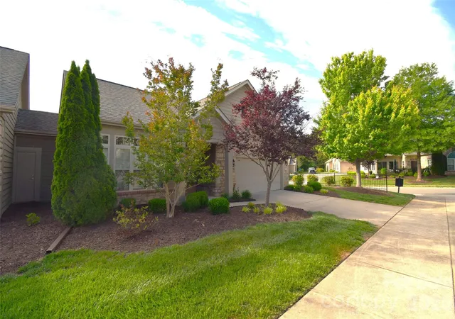 Photo 4 of Townhouse for sale at 4950 Polo Gate Blvd, Charlotte, NC 28216 | MLS# 4377971 | Listing updated on 2026-09-14