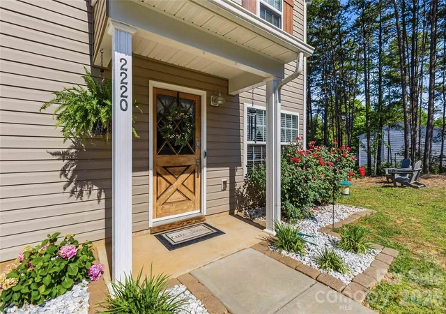 Photo 2 of Single family home for sale at 2220 Pinnacle View Dr, Kings Mountain, NC 28086 | MLS# 4378422 | Listing updated on 2026-09-11