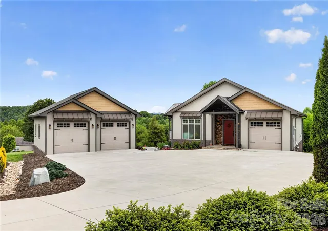 Photo 3 of Single family home for sale at 141 Round Top Cir, Mills River, NC 28759 | MLS# 4379751 | Listing updated on 2026-09-28