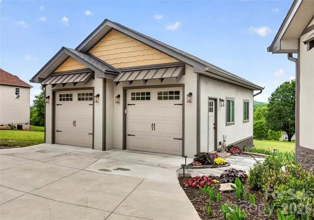 Photo 3 of Single family home for sale at 141 Round Top Cir, Mills River, NC 28759 | MLS# 4379751 | Listing updated on 2026-09-28