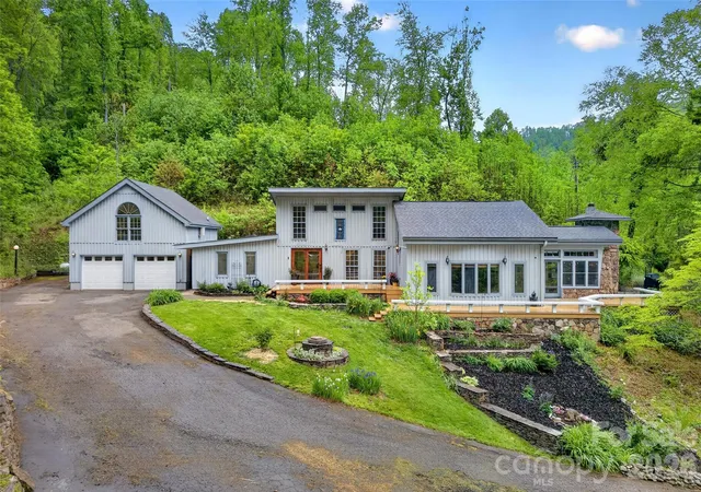Photo 1 of Single family home for sale at 3068 S 226 Highway, Bakersville, NC 28705 | MLS# 4380158 | Listing updated on 2026-09-25