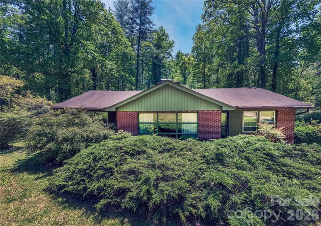 Photo 1 of Single family home for sale at 3004 Kanuga Rd, Hendersonville, NC 28739 | MLS# 4380195 | Listing updated on 2026-09-28