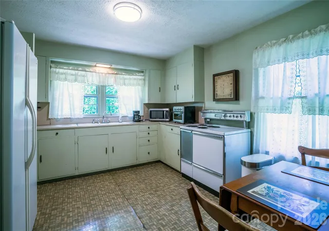 Photo 3 of Single family home for sale at 3004 Kanuga Rd, Hendersonville, NC 28739 | MLS# 4380195 | Listing updated on 2026-09-28