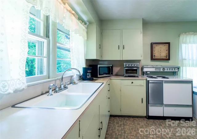 Photo 4 of Single family home for sale at 3004 Kanuga Rd, Hendersonville, NC 28739 | MLS# 4380195 | Listing updated on 2026-09-28