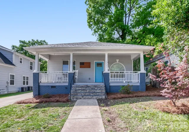 Photo 1 of Single family home for sale at 1521 Hawthorne Ln, Charlotte, NC 28205 | MLS# 4382322 | Listing updated on 2026-09-12