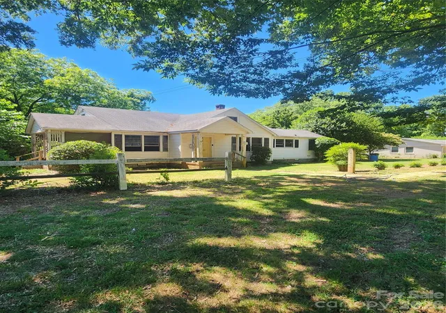 Photo 3 of Single family home for sale at 5510 Allen Rd E, Charlotte, NC 28269 | MLS# 4382534 | Listing updated on 2026-09-15