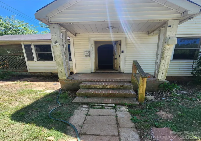 Photo 3 of Single family home for sale at 5510 Allen Rd E, Charlotte, NC 28269 | MLS# 4382534 | Listing updated on 2026-09-15