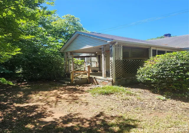 Photo 4 of Single family home for sale at 5510 Allen Rd E, Charlotte, NC 28269 | MLS# 4382534 | Listing updated on 2026-09-15