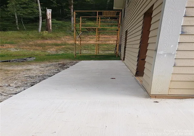Photo 3 of Single family home for sale at 498 Coxes Crk Rd, Burnsville, NC 28714 | MLS# 4383611 | Listing updated on 2026-09-15