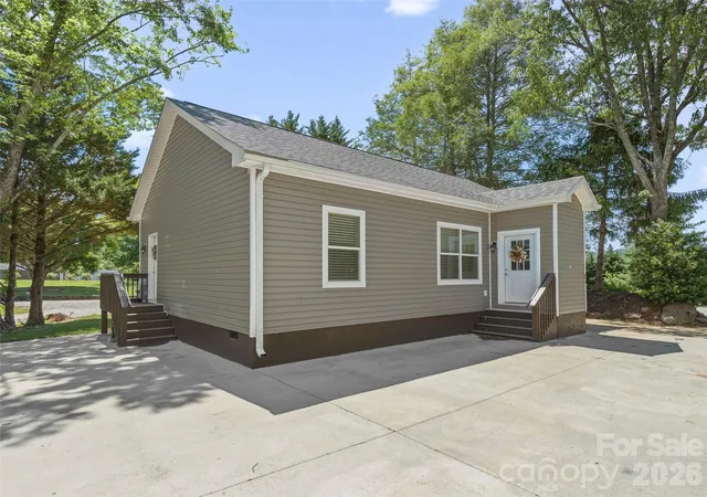 Photo 3 of Single family home for sale at 64 Drexel Rd, Hendersonville, NC 28739 | MLS# 4383841 | Listing updated on 2026-09-12