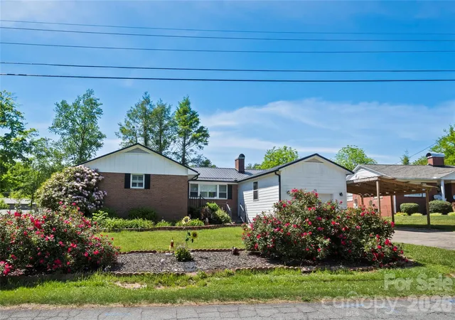 Photo 3 of Single family home for sale at 75 Hawthorne Dr, Brevard, NC 28712 | MLS# 4384254 | Listing updated on 2026-09-15