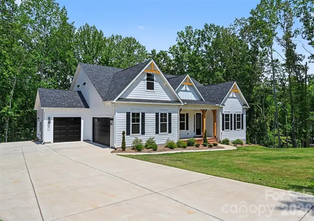 Photo 2 of Single family home for sale at 131 High Lake Dr, Statesville, NC 28677 | MLS# 4384337 | Listing updated on 2026-10-07
