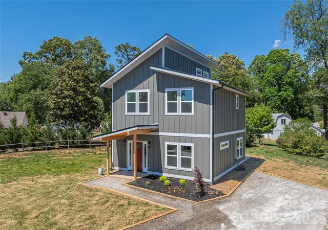 Single family home for sale at 32 Oak Hl Rd, Candler, NC 28715 | MLS# 4384964