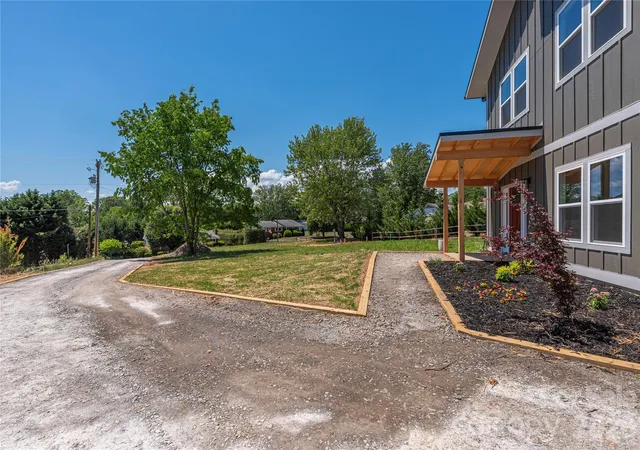Photo 2 of Single family home for sale at 32 Oak Hl Rd, Candler, NC 28715 | MLS# 4384964 | Listing updated on 2026-10-04