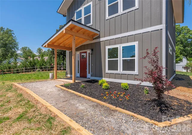 Photo 3 of Single family home for sale at 32 Oak Hl Rd, Candler, NC 28715 | MLS# 4384964 | Listing updated on 2026-10-04