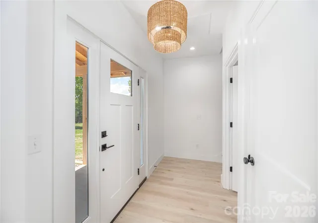 Photo 4 of Single family home for sale at 32 Oak Hl Rd, Candler, NC 28715 | MLS# 4384964 | Listing updated on 2026-10-04
