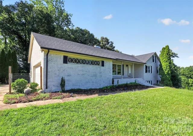 Photo 4 of Single family home for sale at 2004 Fountain Ln, Stanley, NC 28164 | MLS# 4385342 | Listing updated on 2026-09-14