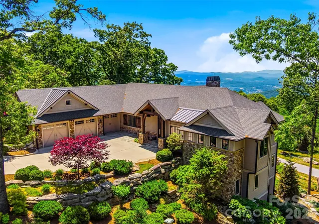Photo 1 of Single family home for sale at 236 Summerset Dr, Hendersonville, NC 28792 | MLS# 4386294 | Listing updated on 2026-09-25