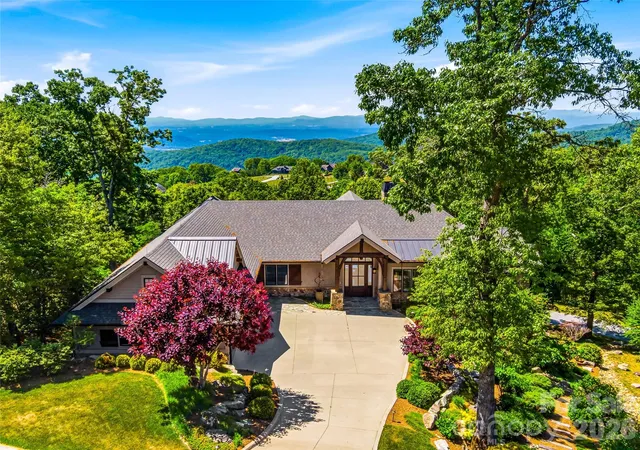 Photo 3 of Single family home for sale at 236 Summerset Dr, Hendersonville, NC 28792 | MLS# 4386294 | Listing updated on 2026-09-25