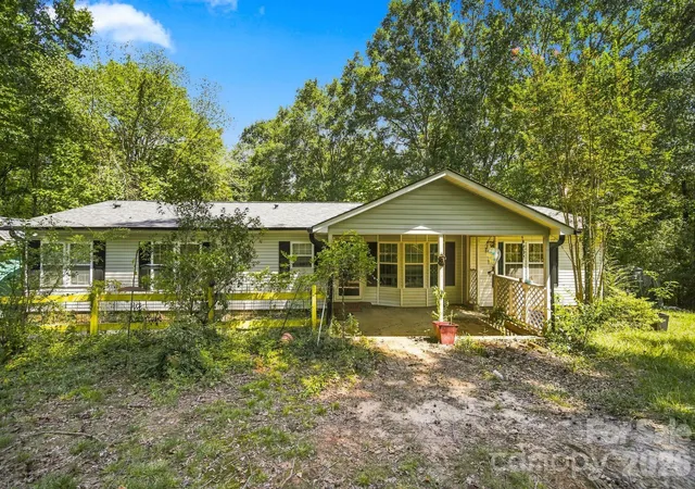 Photo 3 of Single family home for sale at 1062 Bayneswood Ln, Fort Mill, SC 29707 | MLS# 4386389 | Listing updated on 2026-10-07