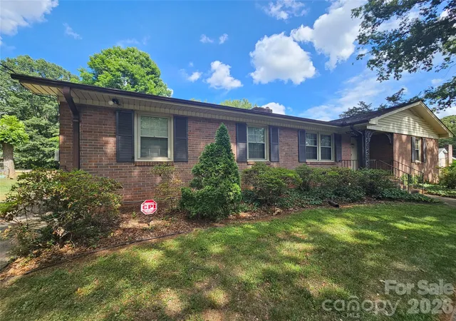 Photo 3 of Single family home for sale at 331 Woodside Dr, Shelby, NC 28150 | MLS# 4387360 | Listing updated on 2026-09-11