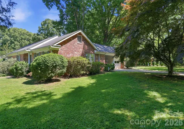 Photo 2 of Single family home for sale at 401 White Oaks Dr, Salisbury, NC 28147 | MLS# 4387648 | Listing updated on 2026-09-09