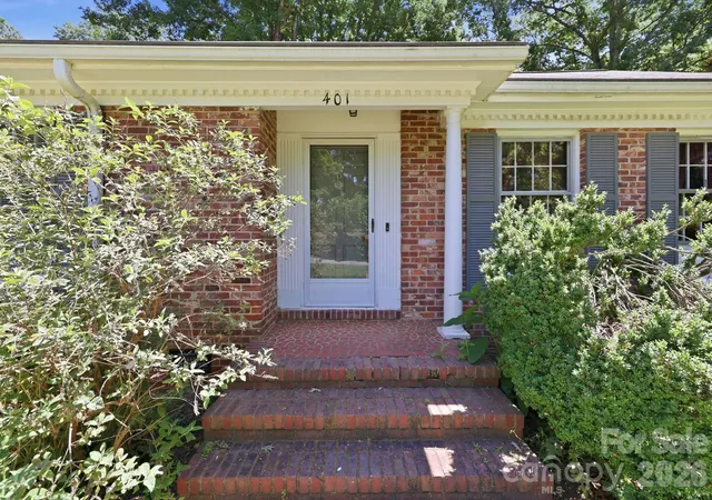 Photo 4 of Single family home for sale at 401 White Oaks Dr, Salisbury, NC 28147 | MLS# 4387648 | Listing updated on 2026-09-09