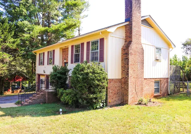 Photo 1 of Single family home for sale at 307 Meadowbrook Dr, Newton, NC 28658 | MLS# 4388172 | Listing updated on 2026-09-15