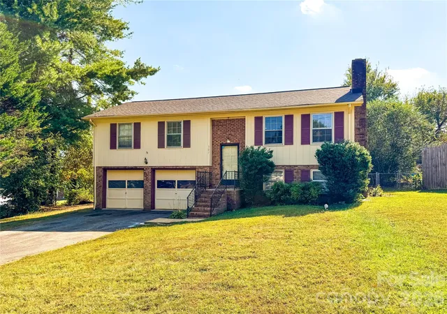 Photo 2 of Single family home for sale at 307 Meadowbrook Dr, Newton, NC 28658 | MLS# 4388172 | Listing updated on 2026-09-15