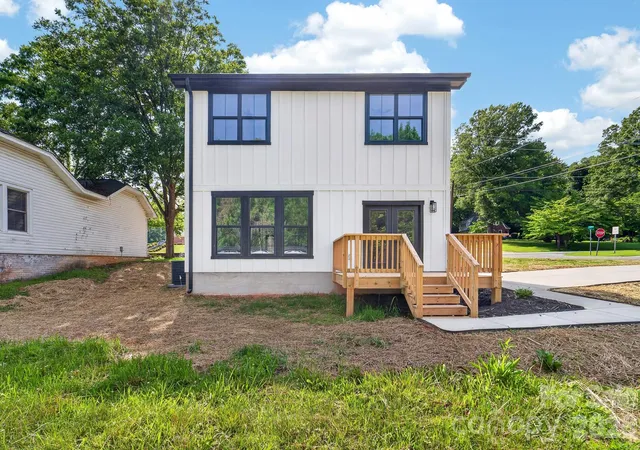 Photo 3 of Single family home for sale at 304 N 14th Street, Bessemer City, NC 28016 | MLS# 4388712 | Listing updated on 2026-09-11