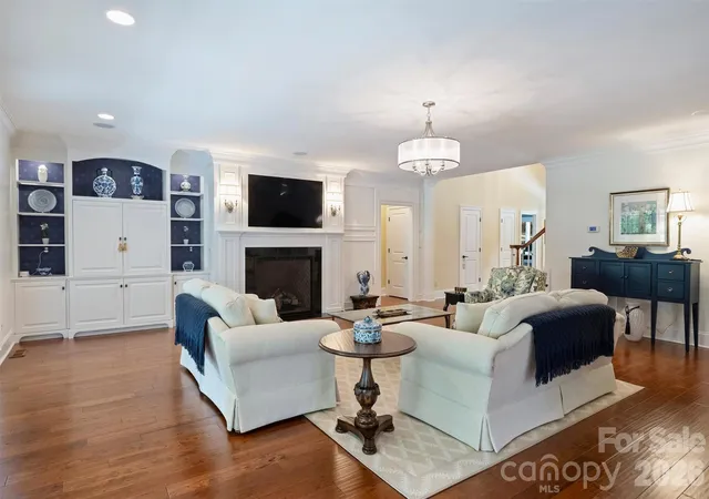 Photo 3 of Single family home for sale at 929 Wessington Manor Ln, Fort Mill, SC 29715 | MLS# 4389029 | Listing updated on 2026-10-05
