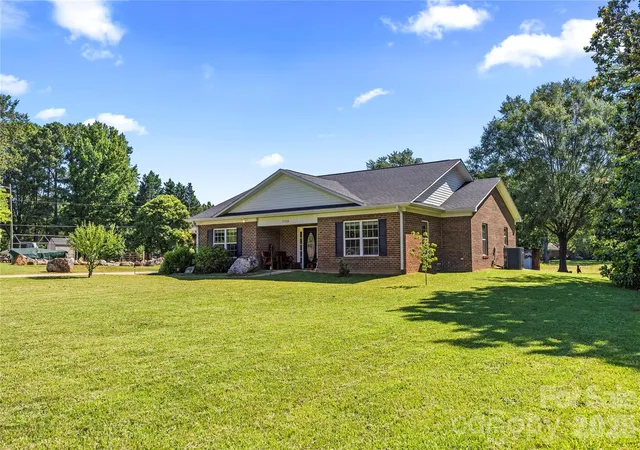 Photo 4 of Single family home for sale at 5250 Hickory Grv Rd, Mount Holly, NC 28120 | MLS# 4390043 | Listing updated on 2026-10-07