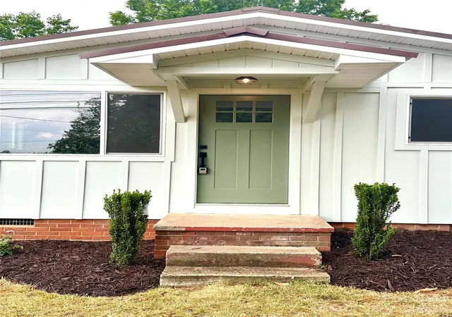Photo 3 of Sale Pending at 908 E 1st Street, Newton, NC 28658 | MLS# 4392573 | Listing updated on 2026-09-10