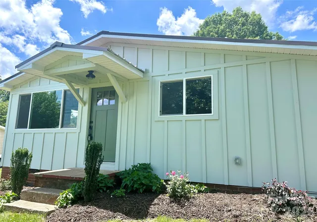 Photo 3 of Sale Pending at 908 E 1st Street, Newton, NC 28658 | MLS# 4392573 | Listing updated on 2026-09-10