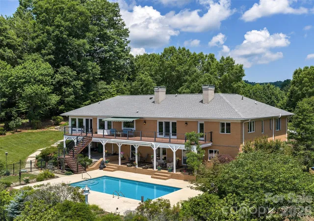 Photo 3 of Single family home for sale at 18 Thornapple Dr, Hendersonville, NC 28739 | MLS# 4393098 | Listing updated on 2026-10-05