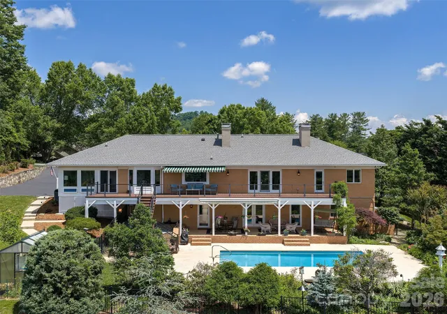 Photo 4 of Single family home for sale at 18 Thornapple Dr, Hendersonville, NC 28739 | MLS# 4393098 | Listing updated on 2026-10-05