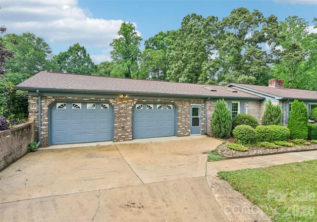 Photo 2 of Sale Pending at 1621 N Oak Dr, Shelby, NC 28150 | MLS# 4393394 | Listing updated on 2026-09-14