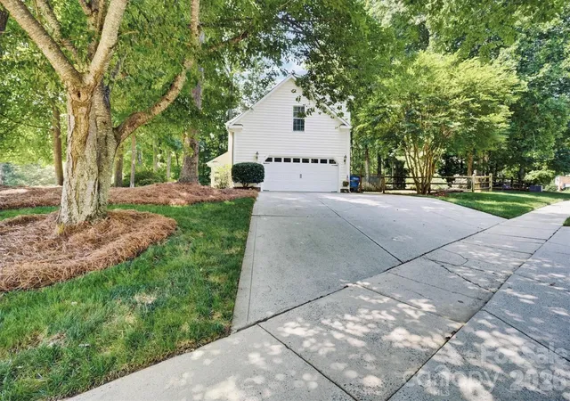 Photo 3 of Single family home for sale at 2908 Pinewood Hl Dr, Matthews, NC 28105 | MLS# 4394283 | Listing updated on 2026-09-25