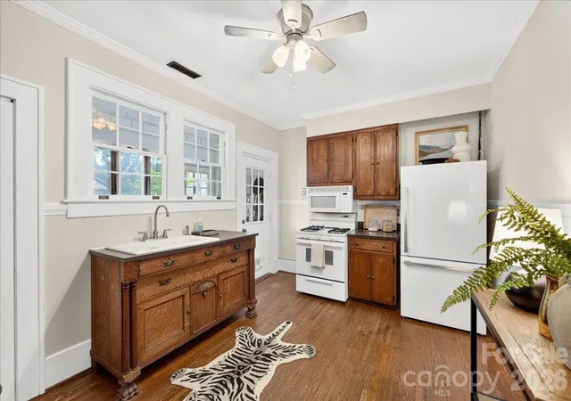 Listing Photo 5 - Condo for sale in building located at 524 Hawthorne Ln, Charlotte, NC 28204 - Unit #9