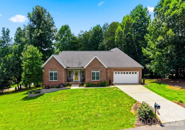 Photo 1 of Single family home for sale at 4305 Cottingham Dr, Hickory, NC 28602 | MLS# 4395524 | Listing updated on 2026-09-09