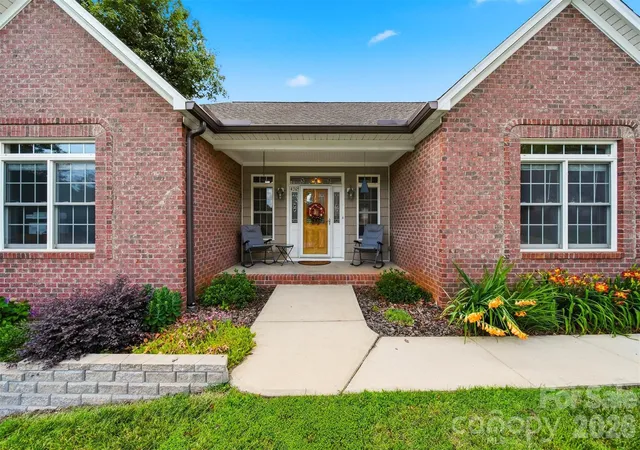 Photo 2 of Single family home for sale at 4305 Cottingham Dr, Hickory, NC 28602 | MLS# 4395524 | Listing updated on 2026-09-09