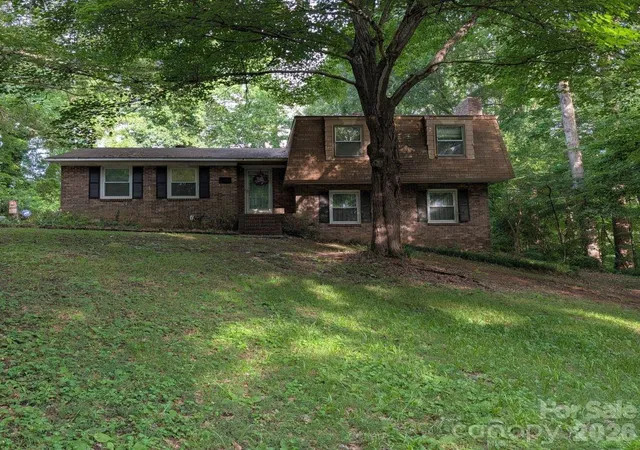 Photo 1 of Single family home for sale at 215 Swamp Fox Dr, Fort Mill, SC 29715 | MLS# 4395586 | Listing updated on 2026-10-13