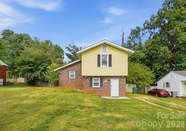 Photo 1 of Single family home for sale at 233 Scottie Pl, Charlotte, NC 28217 | MLS# 4395621 | Listing updated on 2026-09-12